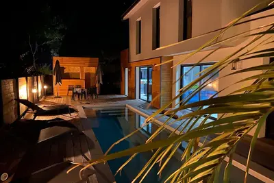 Image de Luxury lake house with heated swimming pool