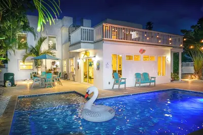 Image de Beach, golf cart, pool and pickleball at Oasis