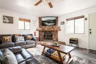 Image de Slopeside Cabin D - Walk to Slopes | Free Parking, Eagles Chalet Snow Summit