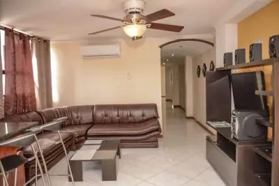 Image de 4 Bedroom Combo 2 Hot tubs 2 blocks Lleras security two kitchens