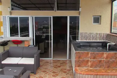 Image de 6 Bedroom two Penthouses both roof decks 2 hot tubs security 4 blocks to Lleras