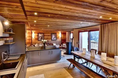 Image de Stunning high end 11 person chalet with garage in the village of Peisey.