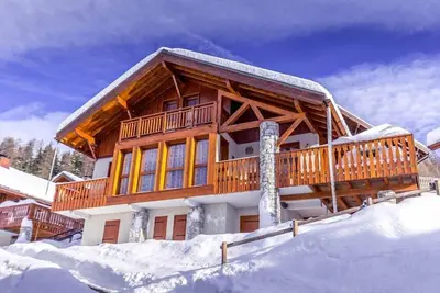 Image de Chalet Ecureuil is located in the Chalets de Bellecote park and sleeps 10 people