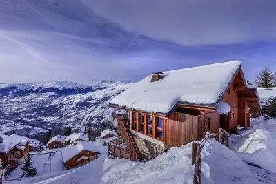 Image de La Couronne, un chalet spacieux qui peut accueillir 10 personnes sur 3 étages.