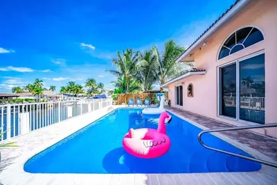Image de Heated Pool+Waterfront! Pool Table+1 Mile To Beach!