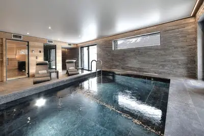 Image de Ski in/Ski out stunning modern chalet with indoor pool and spa
