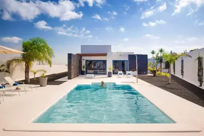 Image de Modern new villa, heated pool, spectacular mountain views