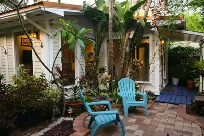 Image de Hyde Park garden cottage steps from Bayshore/Soho