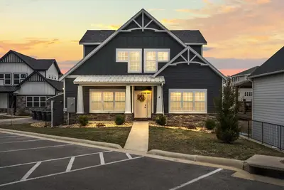 Exquisite In Town Home*Indoor Pool*Fire Pit* Gas Grill*Minutes to Lake*