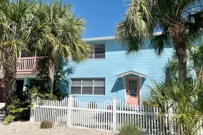 Image de Best Location! North End Of Anna Maria, Fl Steps To Beach & Dining -  Lower Unit