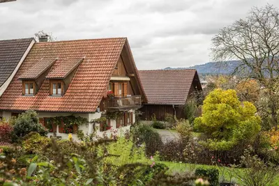 Bel appartement \"Apfelblüte\" dans une ferme avec balcon et vue sur les montagnes