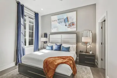 Image de 🎶 Stay Luxe in This 2 Story Downtown Gem with Personal Balcony Waiting for you! 🎶 | The Zydeco