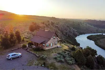 Image de *Discounted Rates* Kabino: Lindas Perch On Bank of Henrys Fork Mtn Views Fishing 6+ acres Wifi