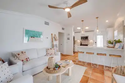 Image de Steps to Beach - The Cozzi Cottage by SeaBreeze Vacation