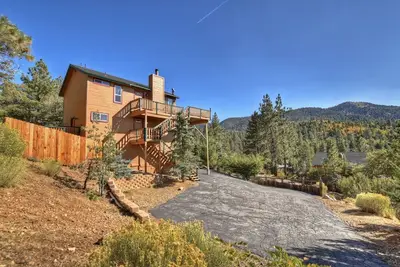 Image de A Million Dollar View by Destination Big Bear : Upscale with Private Hot Tub! Deck with View! Game Room! Close to Skiing!