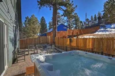 Image de Juniper Lodge: All New Updated Decor! Spa! Fully Fenced! Pet Friendly!