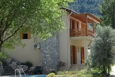 Image de Spacieuse villa de luxe avec piscine près de la côte Turquoise avec des vues spectaculaires