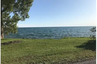 Image de The Jurassic Lake House<br>please keep in mind sometime Satellite Tv Doesn’t work