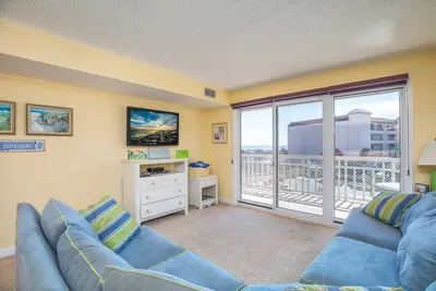 Image de 1b/1b condo with Ocean views, Resort style, Free Wifi, Few steps to the Beach! !