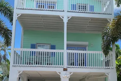 Image de Summer get away desination- at the newly renovated three story fun house!
