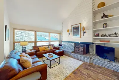 Image de Open & spacious ski condo with fireplace & hot tub - near the slopes