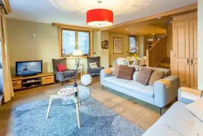 Image de L’appartement Chamois est une location de vacances de luxe avec 4 chambres, terrasse ensoleillée, pa