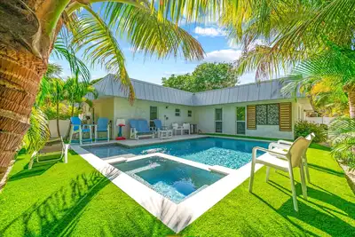 Image de Coastal-Style Duplex with Pool! 3 Mins to Beach