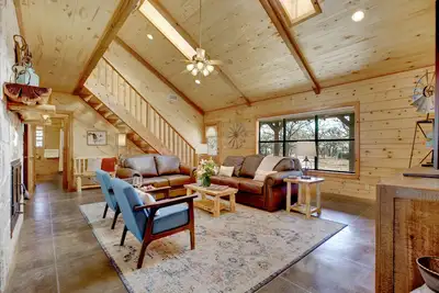 Image de Stunning Luxury Log Cabin Near Town - Wheelchair Accessible!