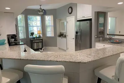 Image de Light, Bright and Open Condo! Close to the Beach!