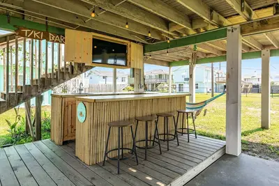 Image de Meet our Sweet Pineapple: Where Life’s a Beach, Literally