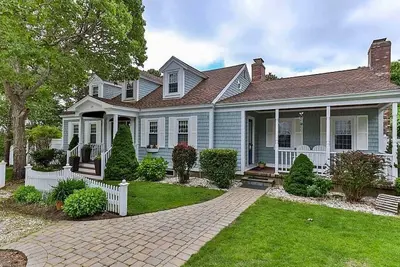 Image de Meticulous 3 bedroom, 3 bath home with beautiful decor
