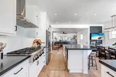 Image de An Unmatched Beauty | Immaculate Interior | Rooftop Deck w/ Fireplace | 3-Floors of Perfection
