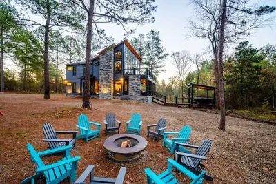 Image de Tranquil Haven - Sleeps 21 - Luxury Retreat Among the Pines, New!