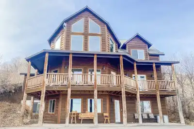 Image de The Cambry Cabin ~ Spacious Cabin with Stunning Unobstructed Bear Lake Views