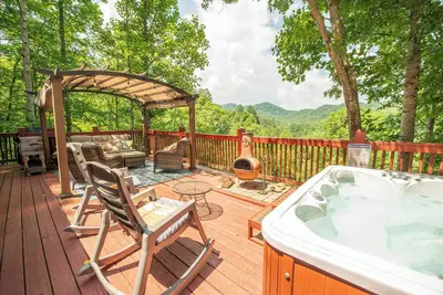 Image de Mtn Escape: Hot Tub, Fire Pits & Life-Size Games