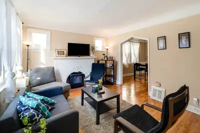 Image de Ferndale Apartment w\/ Yard - Near the Detroit Zoo!