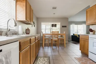 Image de Cozy 3\/2 Home with Comfy Beds & Ample Parking - Your Perfect Getaway
