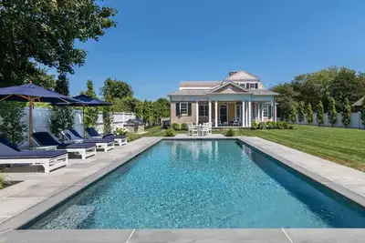 Image de Luxurious New Gambrel With Pool