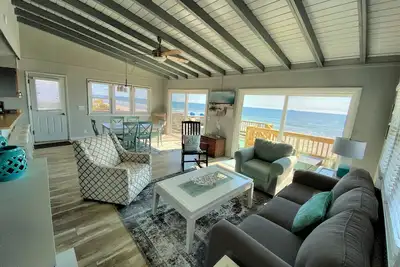 Image de Exquisite Views! It “Shore is Beautiful\" here! 5 Bed / 2 Bath Ocean Front Home.
