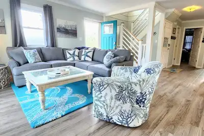 Image de Updated Oceanside 4br/2Bath Saltbox/Hot Tub/ walk to the beach/ Mp9