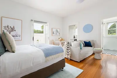 Image de Executive Studio With Patio Near Trains