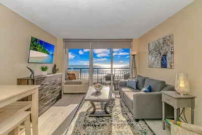 Image de Fully Renovated! Direct Oceanfront 1-bedroom condo - Sleeps 8!