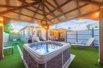 Image de Mins from the UofA & Downtown! 3br/2ba Entire Home