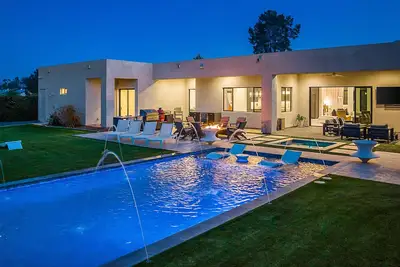 Image de An Elegant, Luxurious, Modern Villa with a Spacious Patio & Backyard!