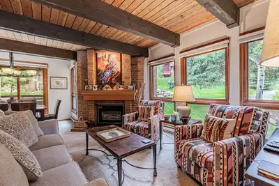 Image de Stylish 3br | Walk to the Slopes | Pool, Hot Tubs, and More!