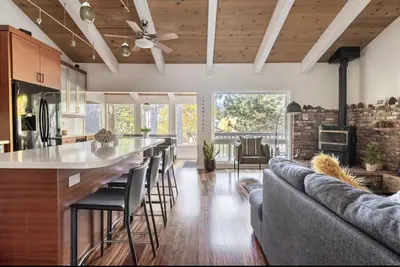 Image de Chateau Blanc-Gorgeous 3 bedroom/2 Bathroom townhome in the heart of town.