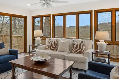 Image de Charming newly renovated cottage, incredible mountain views, walk to town