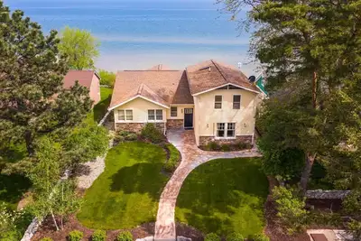 Image de Amazing North Shore Sandy Beach Front Home!
