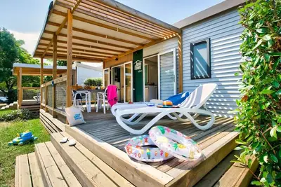 Image de Homeflower Premium 35m² (3 chambres) + Clim + terrasse semi-couverte + Tv + draps + serviettes 6 personnes