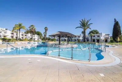 Image de Appartement de vacances dans la station balnéaire d'Albufeira avec check-in, terrasse et piscines